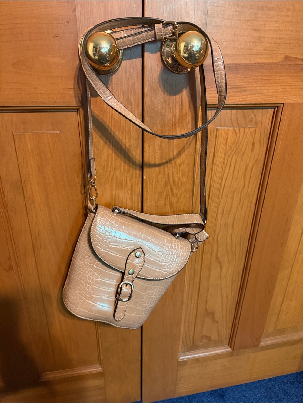 Women’s Croc-Texture Crossbody Bag in Light Tan